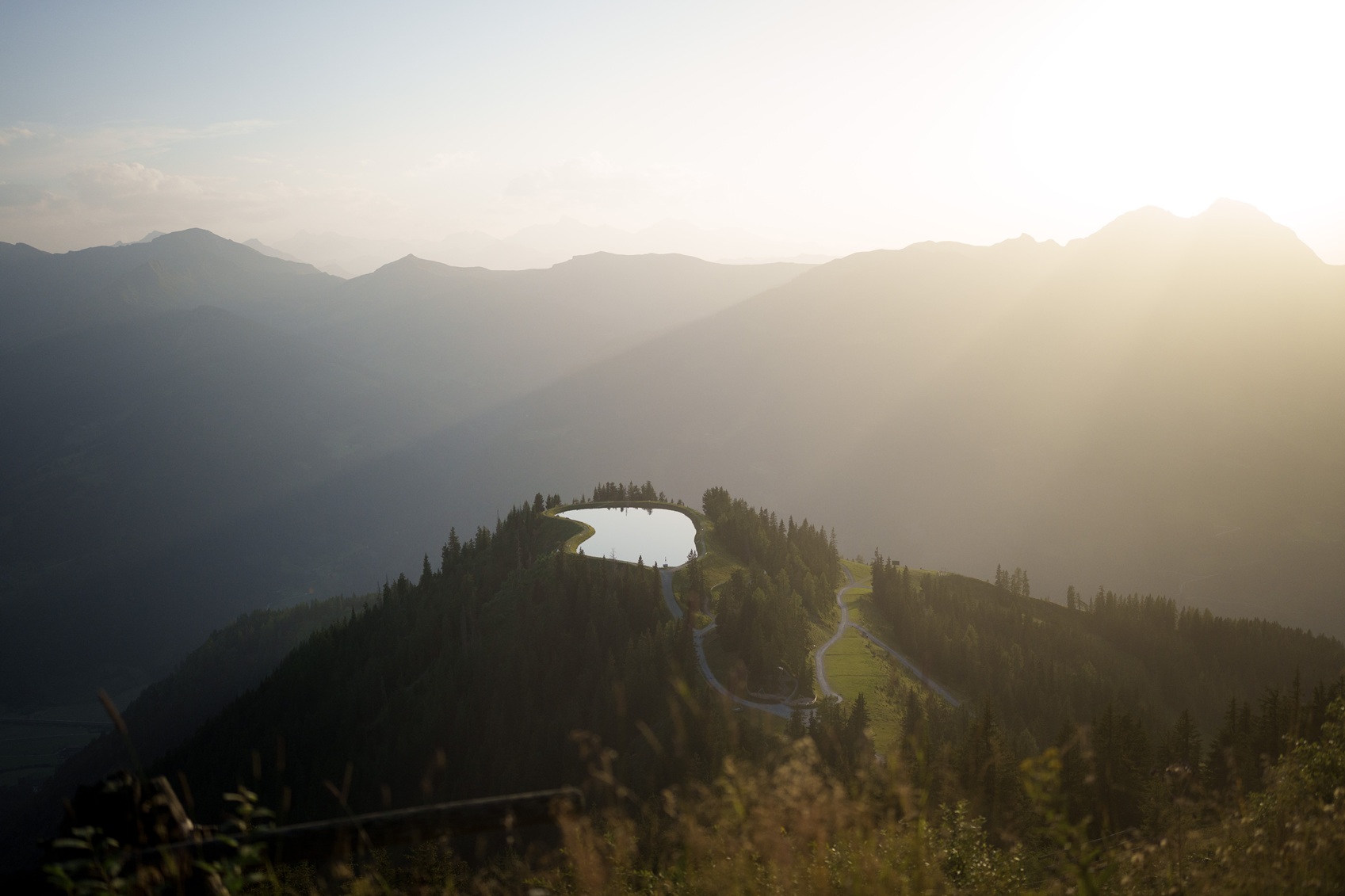 Schneebedeckte Piste mit Dorfgastein-Seilbahn und verschneiten Bäumen in Dorfgastein